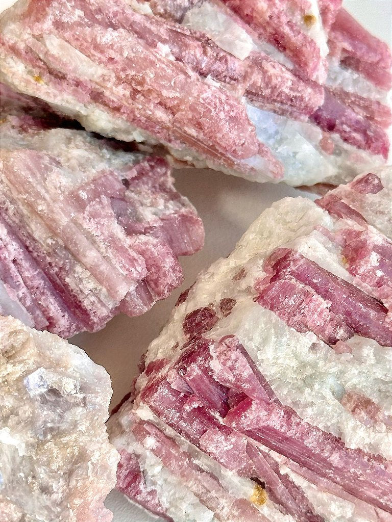 Turmalina Rosa Bruta G - Afrodisíaca; Inspira Segurança, Confiança e Purifica Dores