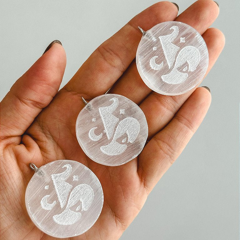 Pingente de Selenita Bruxinha SM - Limpeza Energética; Paz de Espírito; Cansaço Mental e Dores
