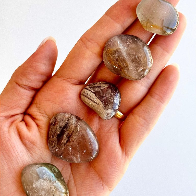 Quartzo Anfibólio Rolado - Cristal RARO - Expansão da Alma; Conexão e Cuidado Espiritual