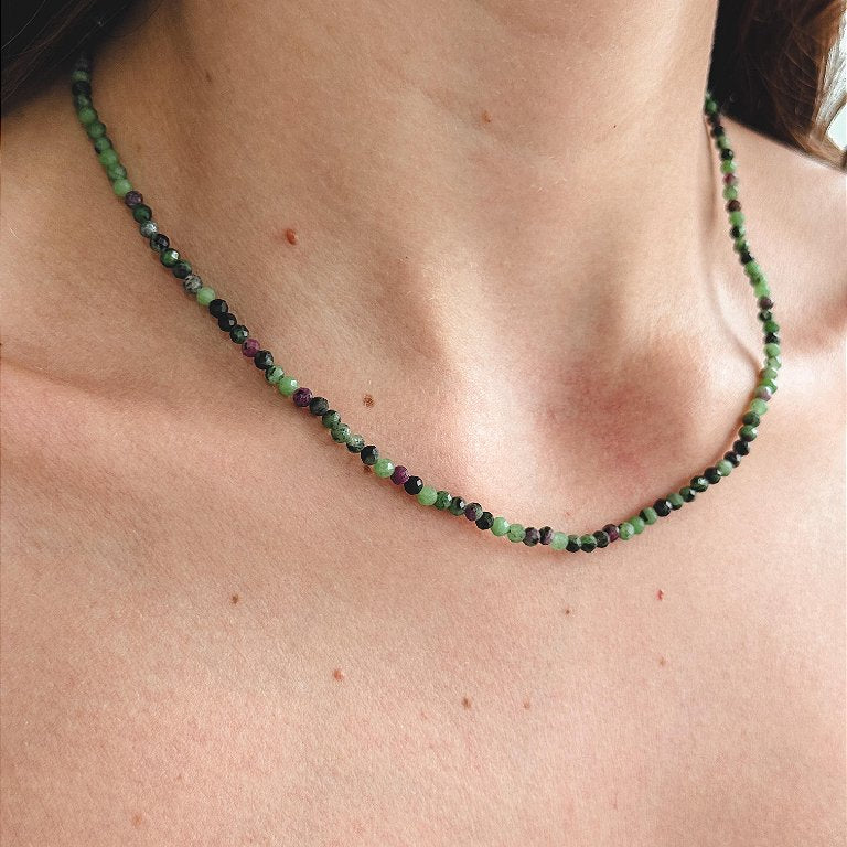 Colar Zoisita com Rubi 3mm Multifacetada - Paixão pela Vida, Sucesso e Sabedoria para Decisões