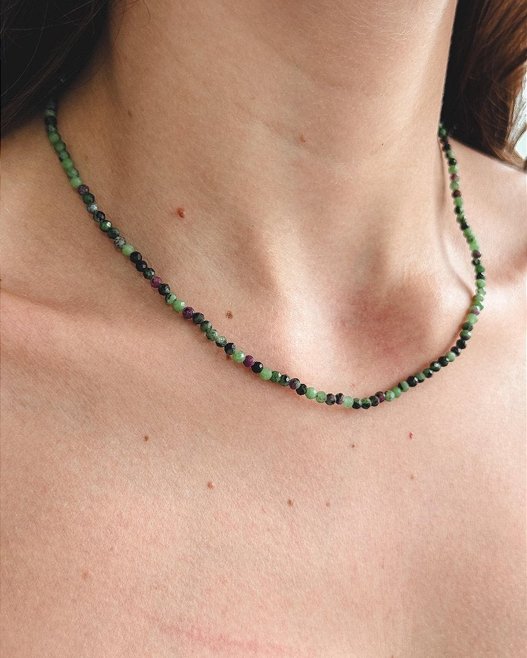 Colar Zoisita com Rubi 3mm Multifacetada - Paixão pela Vida, Sucesso e Sabedoria para Decisões