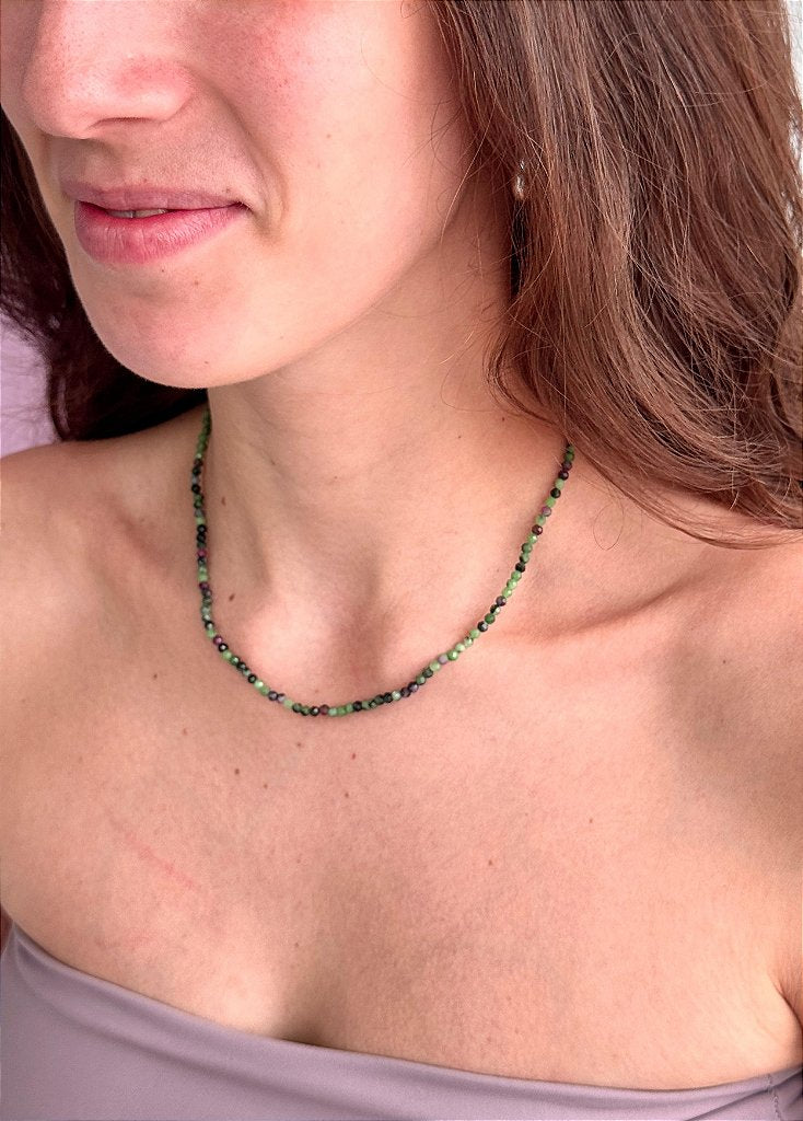 Colar Zoisita com Rubi 3mm Multifacetada - Paixão pela Vida, Sucesso e Sabedoria para Decisões