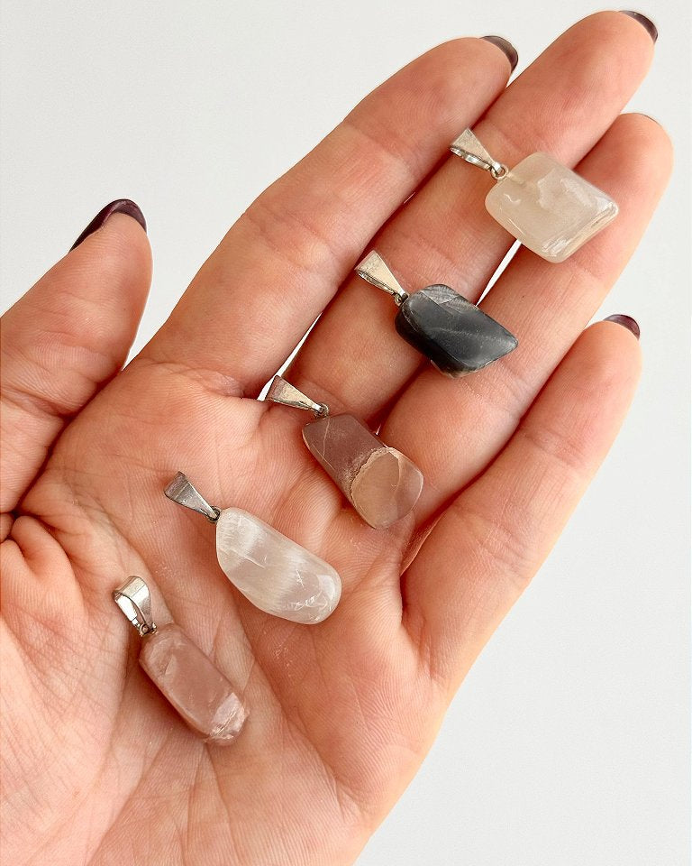 Pingente de Pedra da Lua de Marrocos Rolado -  Sensualidade, Energia Feminina, Domínio das Emoções e Fertilidade