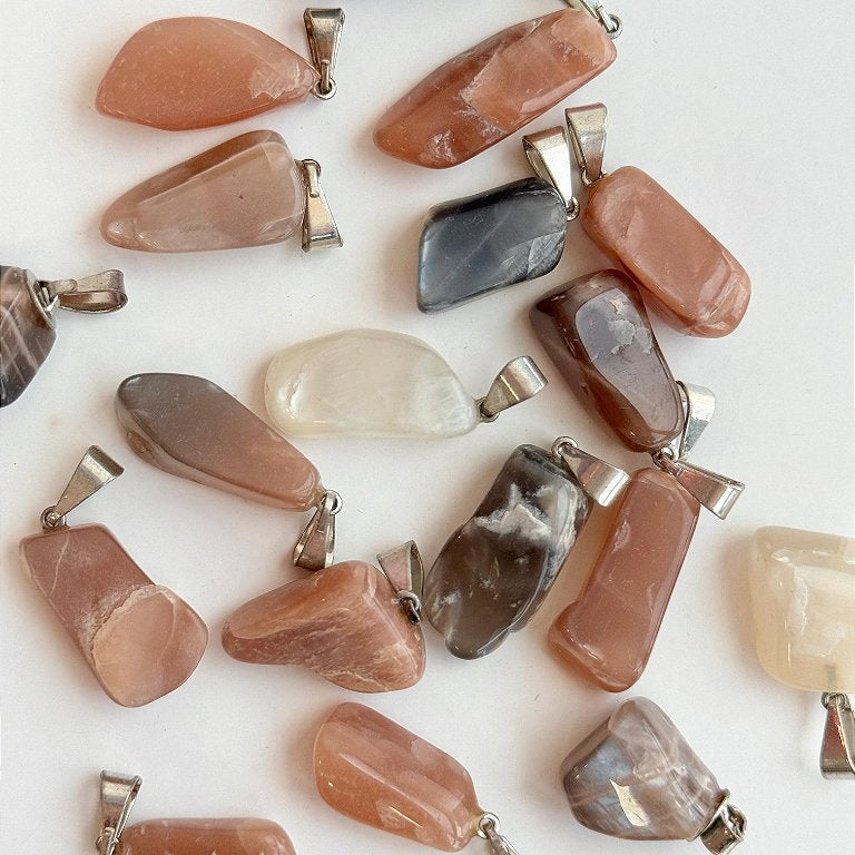 Pingente de Pedra da Lua de Marrocos Rolado -  Sensualidade, Energia Feminina, Domínio das Emoções e Fertilidade
