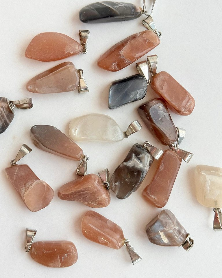 Pingente de Pedra da Lua de Marrocos Rolado -  Sensualidade, Energia Feminina, Domínio das Emoções e Fertilidade