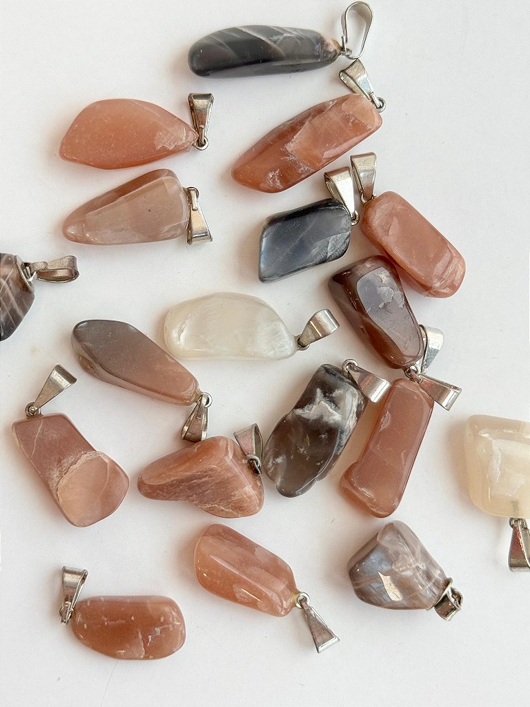 Pingente de Pedra da Lua de Marrocos Rolado -  Sensualidade, Energia Feminina, Domínio das Emoções e Fertilidade
